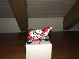 Yamaha R1 - 1/18