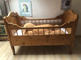 Antikes Kinderbett