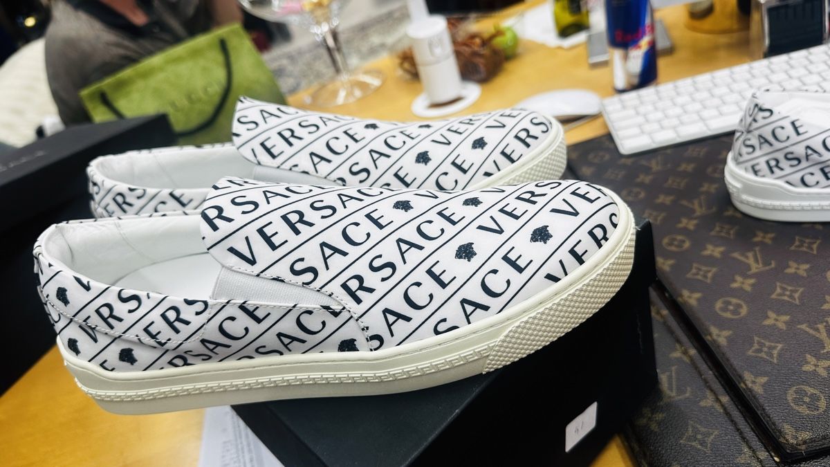 Versace Scarpe da uomo: Versace Sommer Schuhe Gr 42 – Nuovo e nell'imballaggio originale da Lachen SZ venduto da HelvetiaLuxury 1