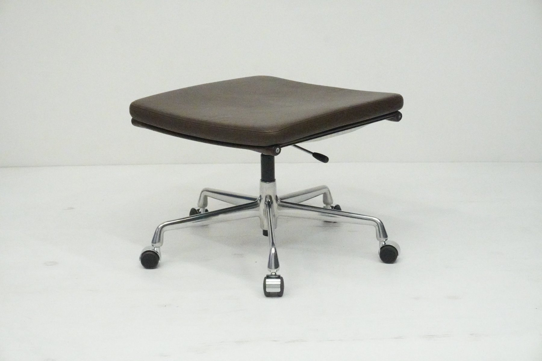 Vitra Hocker: Vitra Hocker auf Rollen EA223 Leder braun – Gebraucht aus Bad Zurzach von QLASSIQ 1