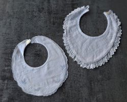 2 süsse Kinderlätzchen aus den 60igern
