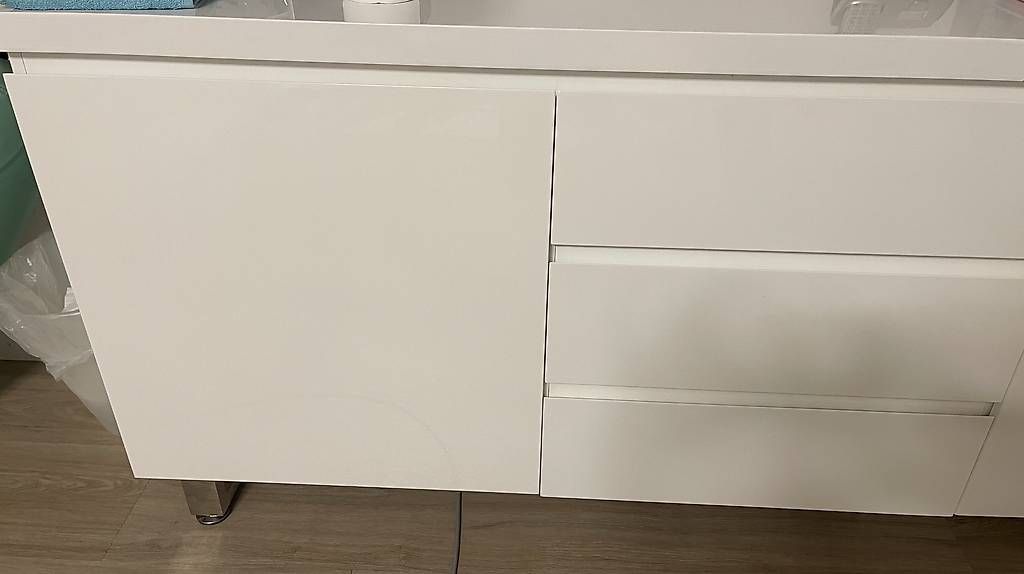 Cassettiere: Moderne Kommode mit beleuchtetem Regalbrett  – Usato da Merlischachen venduto da rosip 1