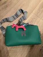 Grüne Handtasche mit Anhänger, neuwertig, Top Zustand!