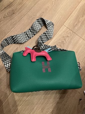 Grüne Handtasche mit Anhänger, neuwertig, Top Zustand!