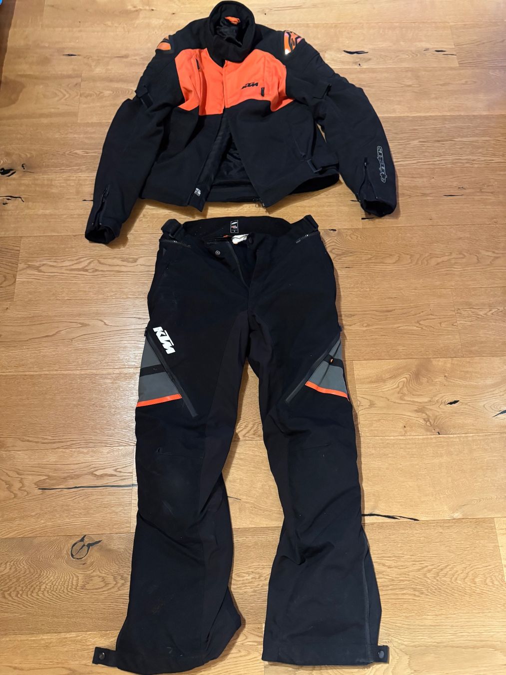 KTM Lotti di vestiti: KTM Motorrad Kombi – Usato da Schwanden-Brienz venduto da Moto_Simiii