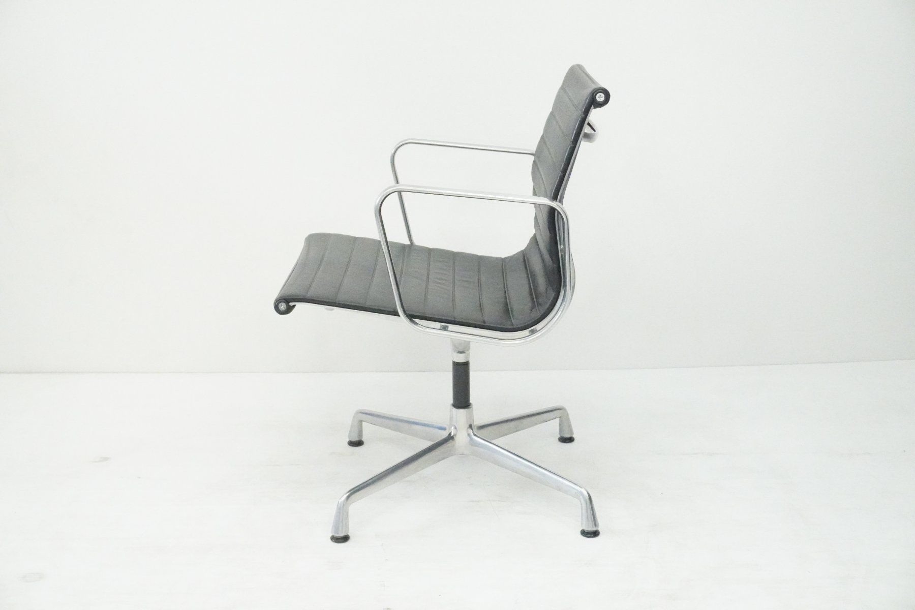 Vitra Stühle: Original Vitra Eames Alu Chair EA108 Leder Designklassiker – Gebraucht aus Bad Zurzach von QLASSIQ 3