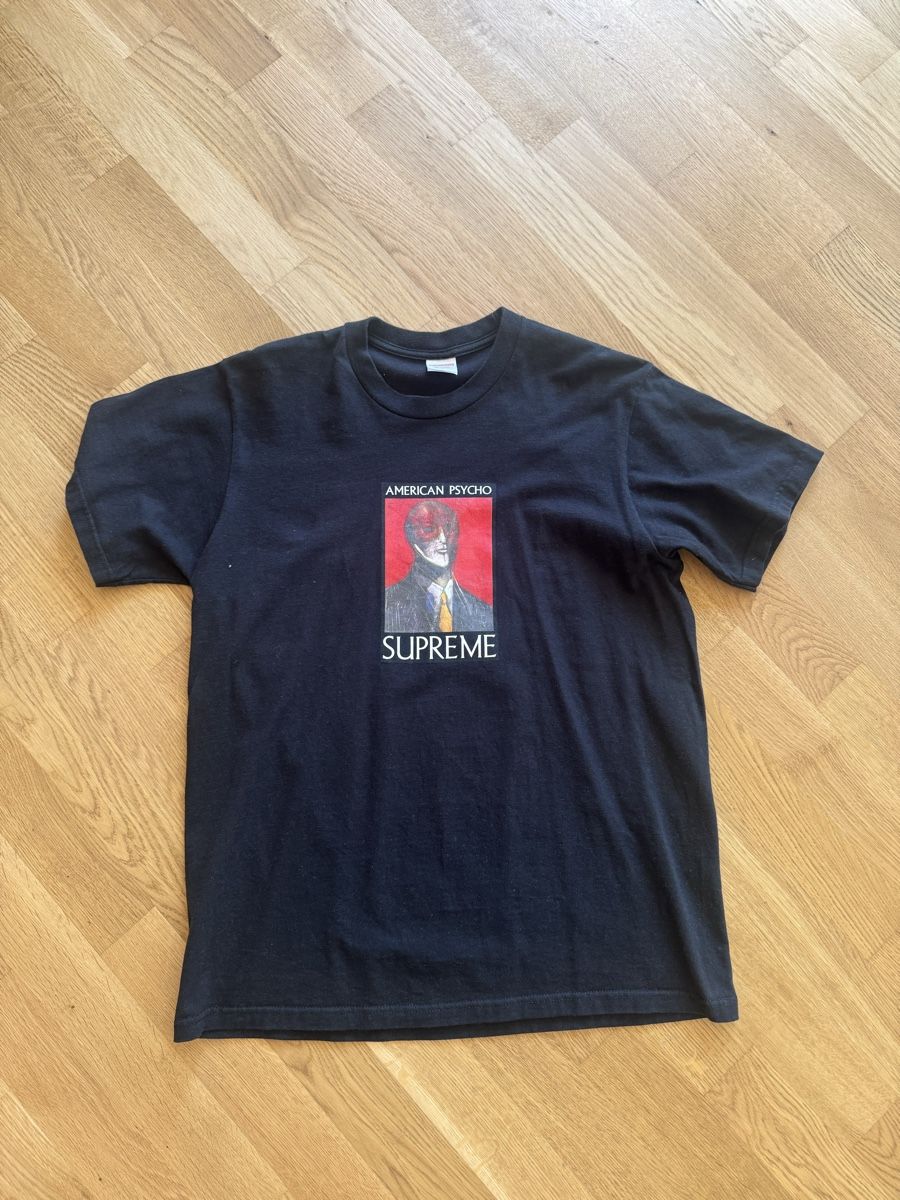 Supreme T-shirt: Supreme American Psycho Shirt – Usato da Rombach venduto da noahBy0