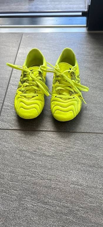Adidas Schuhe für Jungen: Fussballspiel Schuhe Adidas Grösse 31 – Gebraucht aus Bellach von Fschoenbaechler
