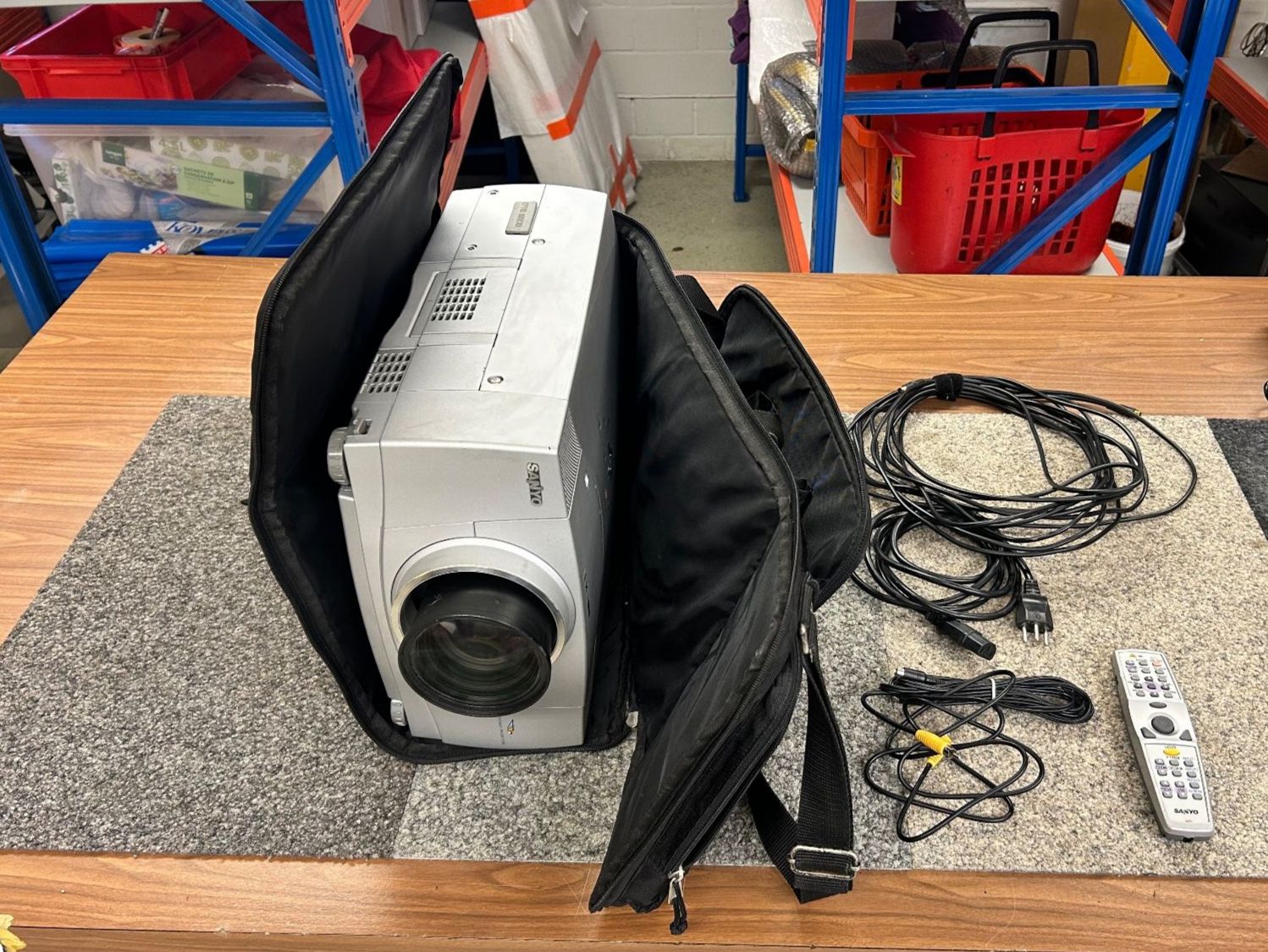 Sanyo Videoprojektoren: Sanyo PLC-XP56 Projector  Beamer – Gebraucht aus Malters von DPHandel 2