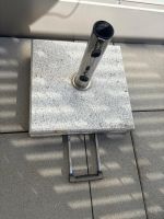 Sonnenschirmständer aus Granit mit Rollen 