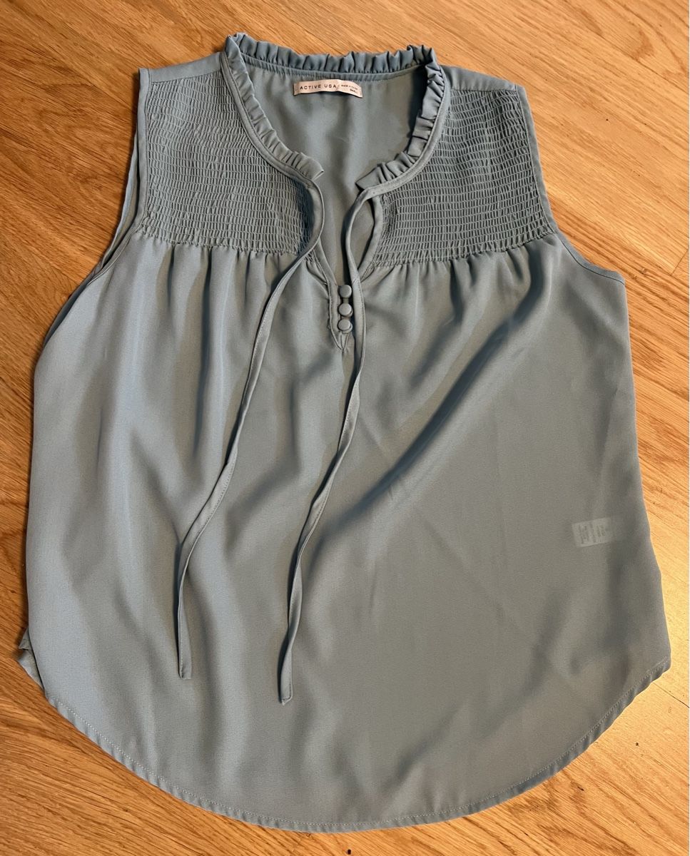 Blusen: 2 Blusen Gr XS S – Gebraucht aus Zollikerberg von Huglina 1