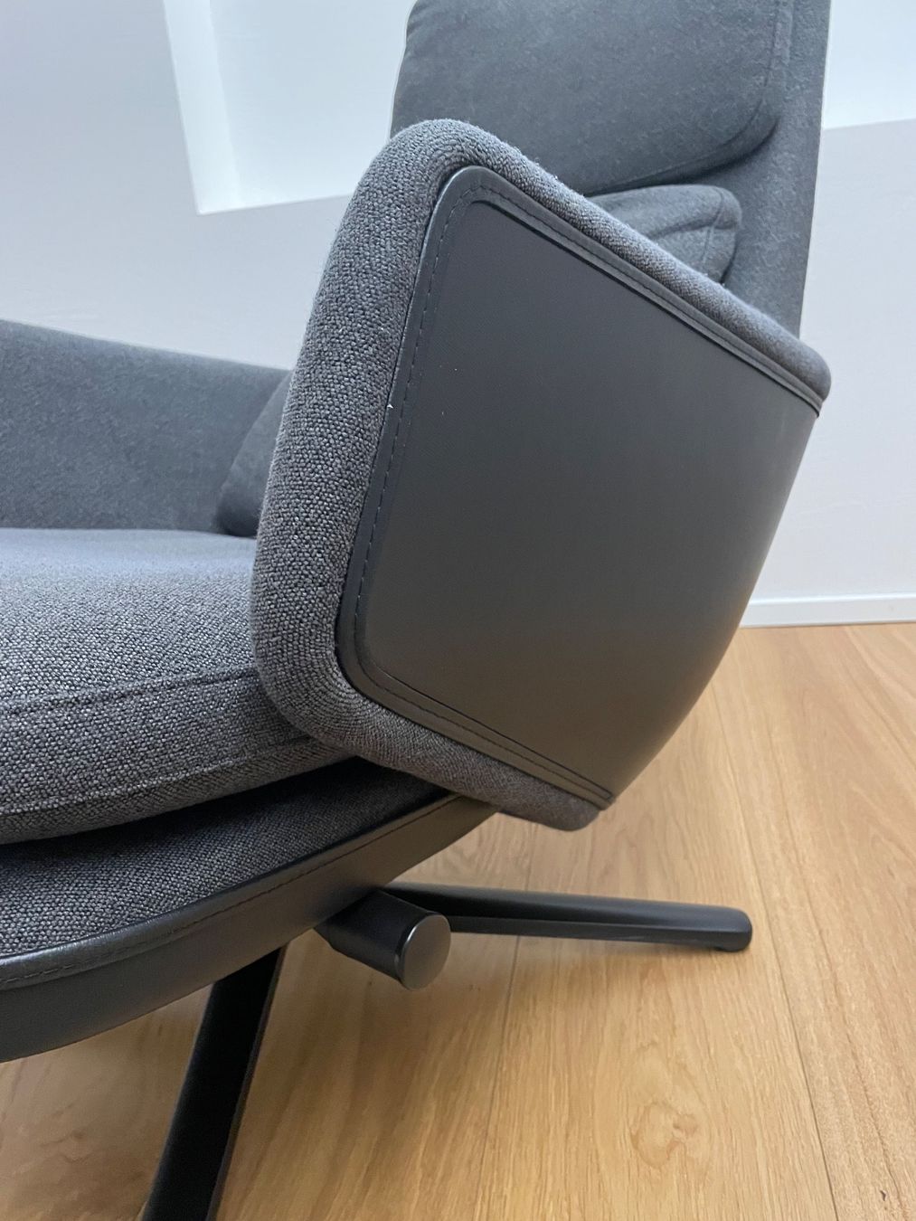 Vitra Sessel: VITRA Grand Relax Sessel mit Ottoman – Gebraucht aus Bern von jul_hvd5 5