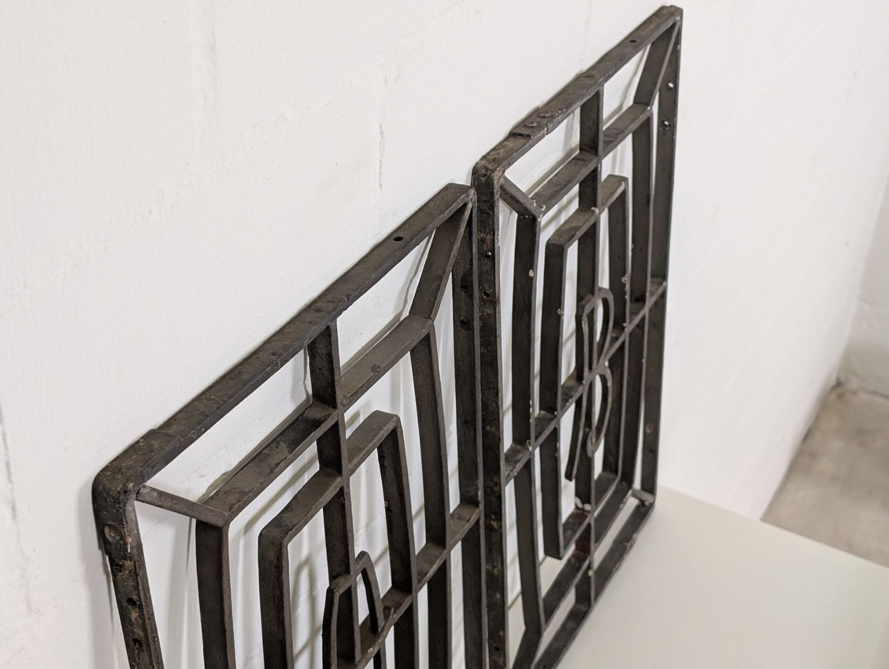 Griglie e Inferriate: 2 Antike schmiedeeiserne Fenstergitter mit A & B – Usato da Winterthur venduto da Hint17 3