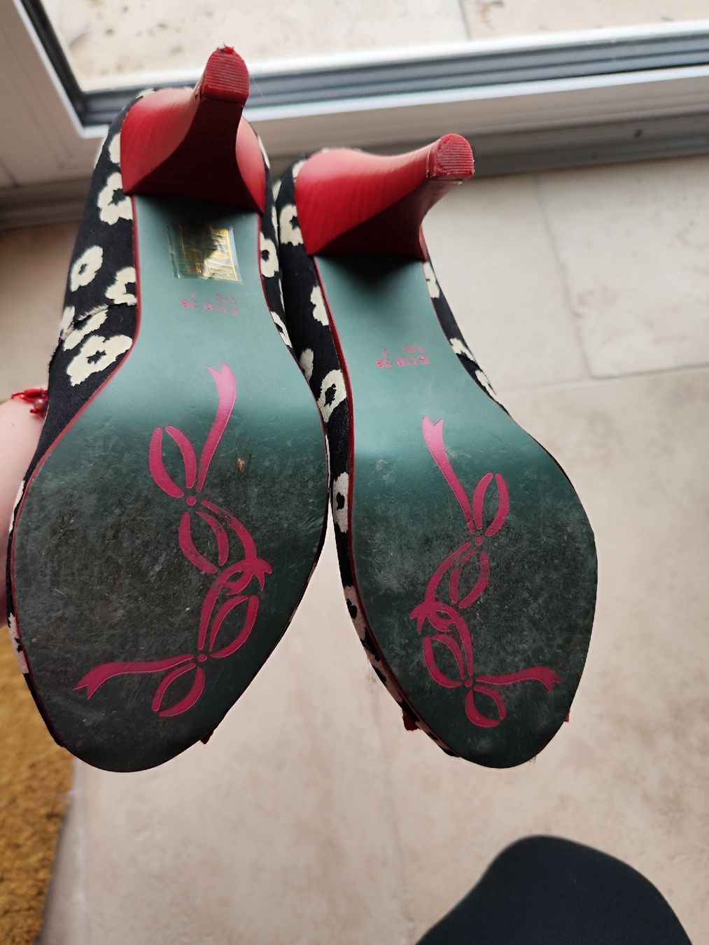 Scarpe da donna: Tolle Peeptoe Schuhe Gr. 38 Blumenmuster – Usato da Uerikon venduto da paloma61 4
