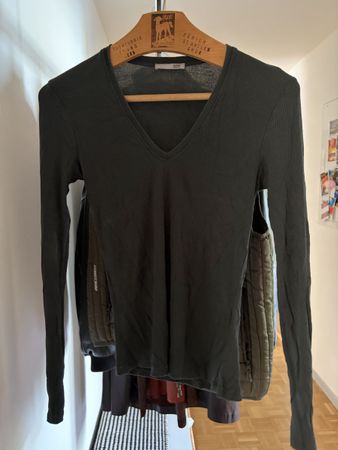 Zara olivgrünes longsleeve mit v-ausschnitt