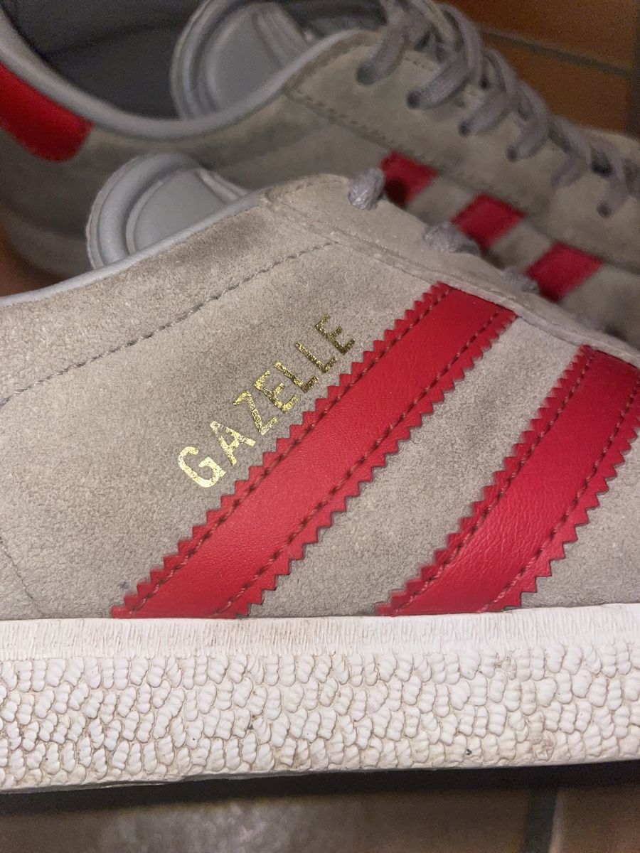 Adidas Scarpe da uomo: Graue Adidas Sneaker mit roten Streifen – Nuovo (secondo la descrizione) da Winterthur venduto da lil_586p 3