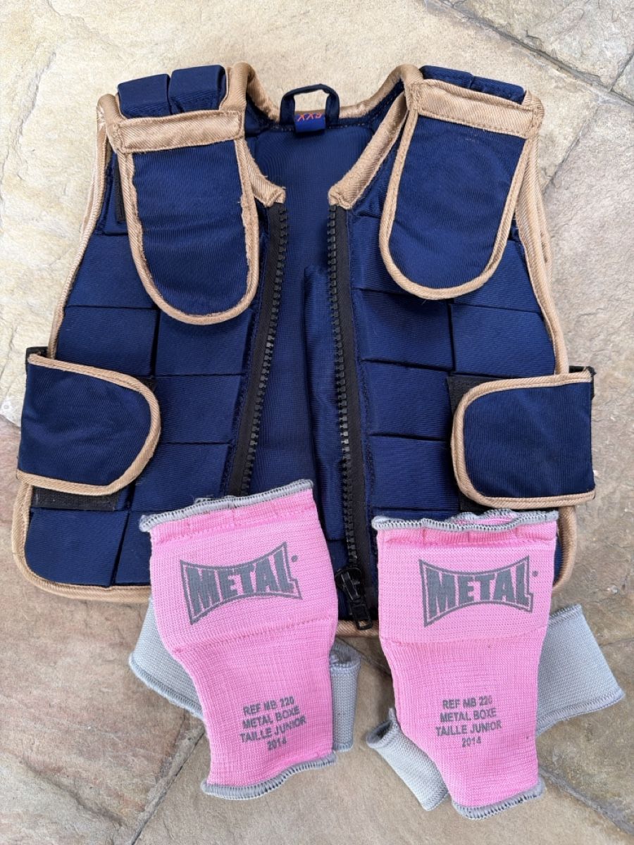 Lots de vêtements: Reitweste und Handschuhe XXS – D'occasion à Nänikon par broug