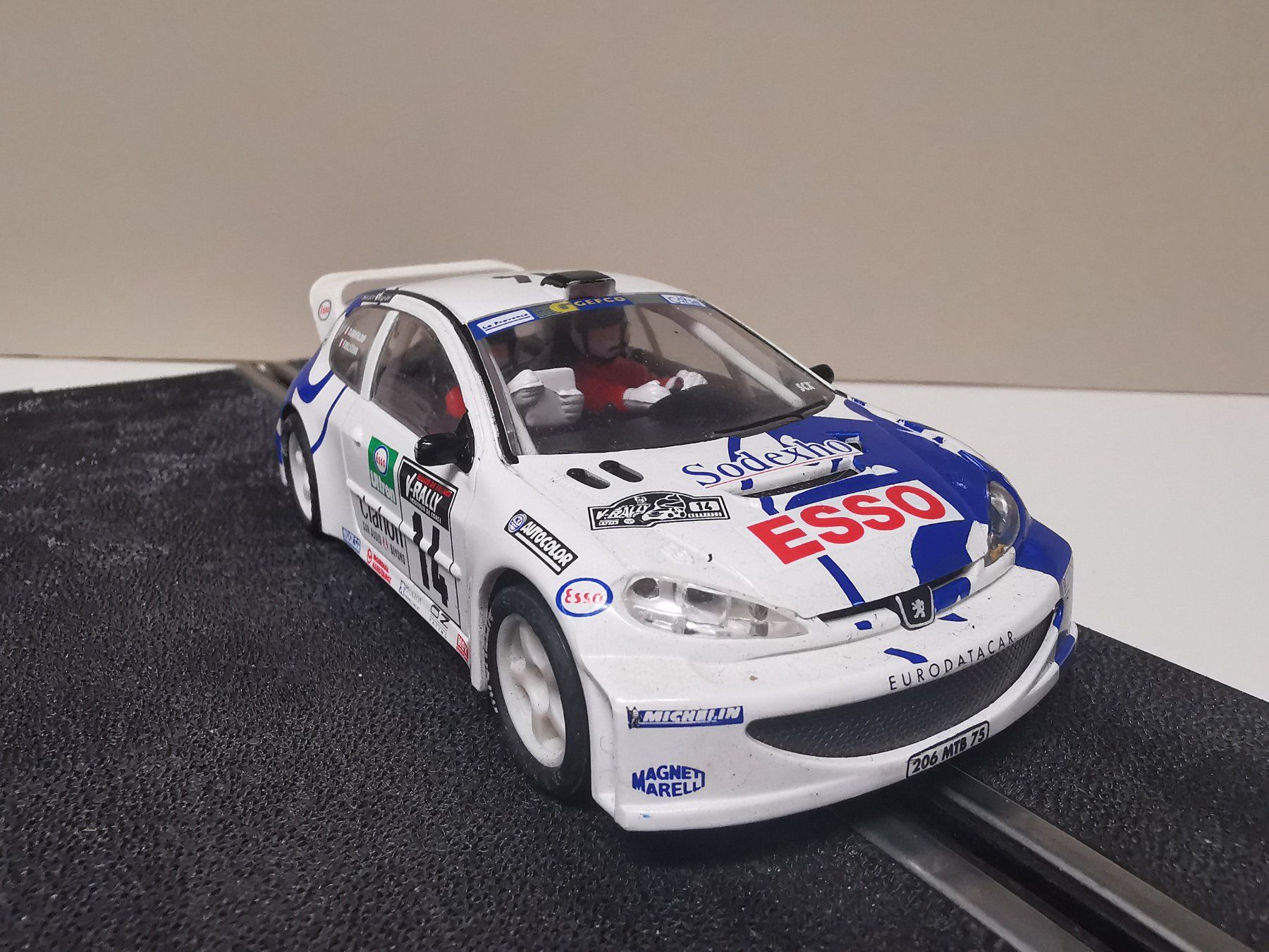 Piste: SCX Peugeot 206 mit Allrad und Licht – Usato da Winterthur venduto da Lonpos1 1