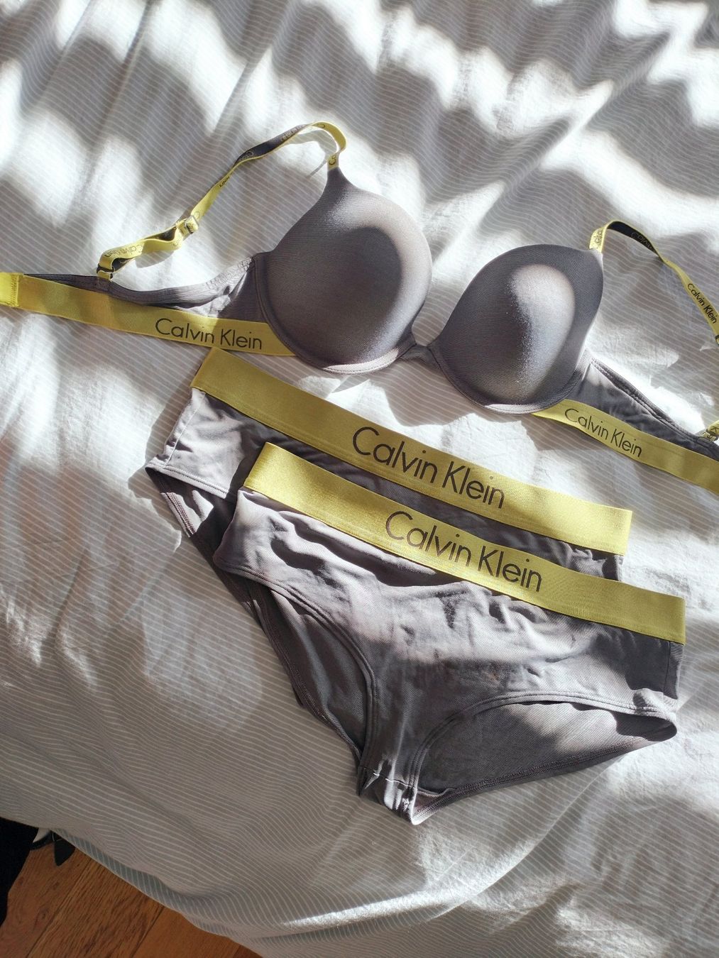 Calvin Klein Altra biancheria intima: Calvin Klein Damen Nachtwäsche Set grau – Usato da Schwyz venduto da els_7cys 2