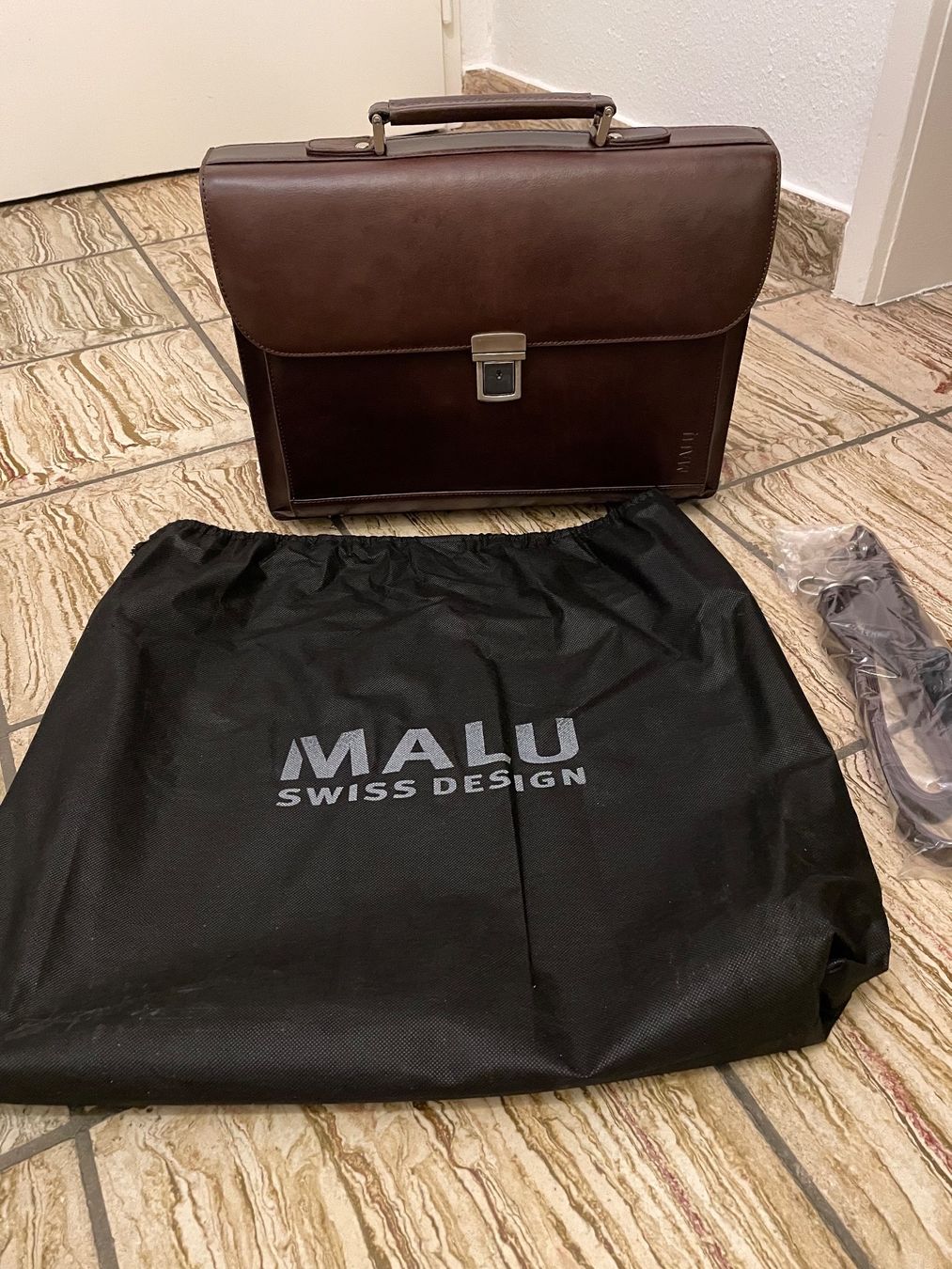 Valigie & Borse: MALU Leder Notebook- / Aktentasche **NEU** – Nuovo e nell'imballaggio originale da Allschwil venduto da KShing