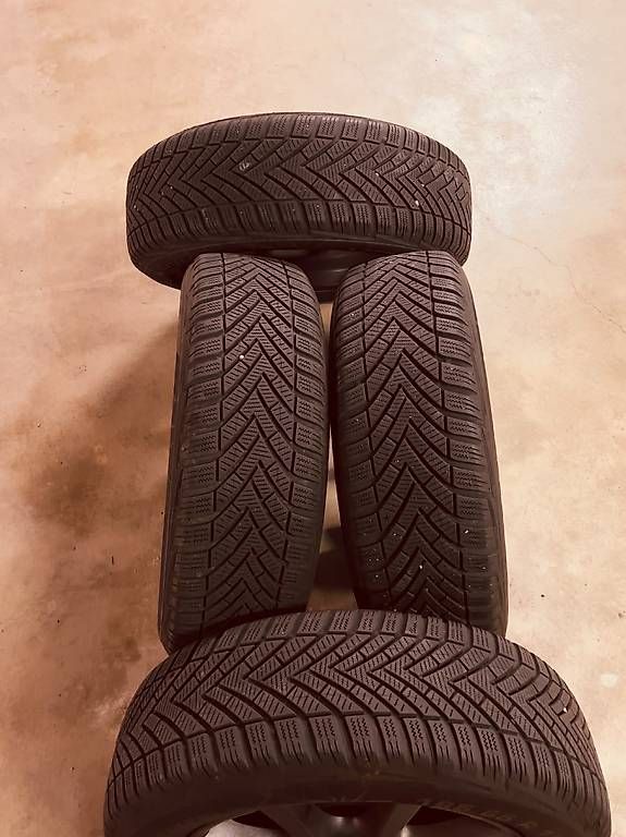 Mazda Pneus & Roues: Winterreifen mit Originalfelgen – D'occasion à Frauenfeld par ebr_cz8x 1