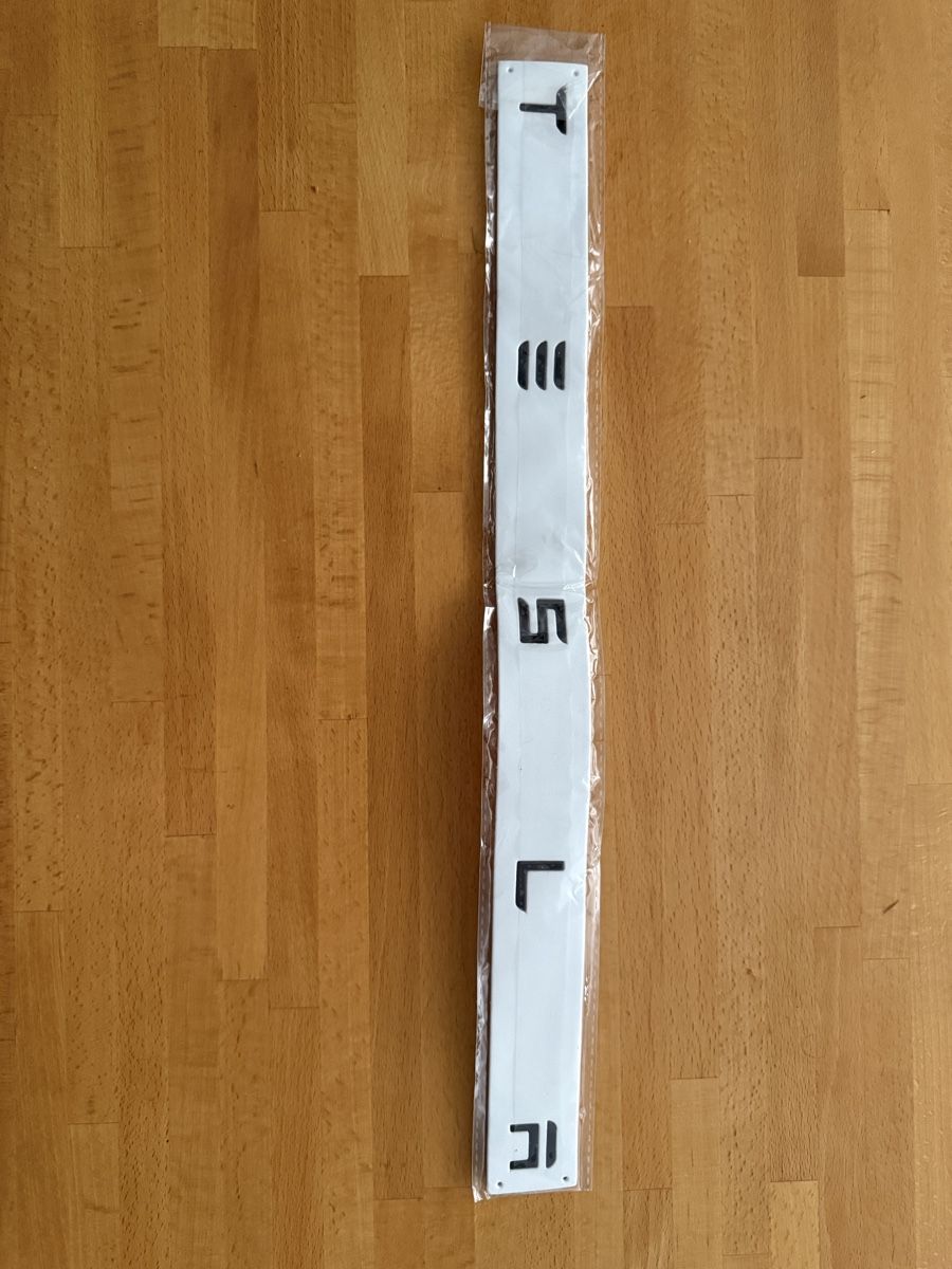 Sonstiges Fahrzeugzubehör: Tesla Schriftzug Logo Emblem – Neu und originalverpackt aus Rapperswil SG von vepux