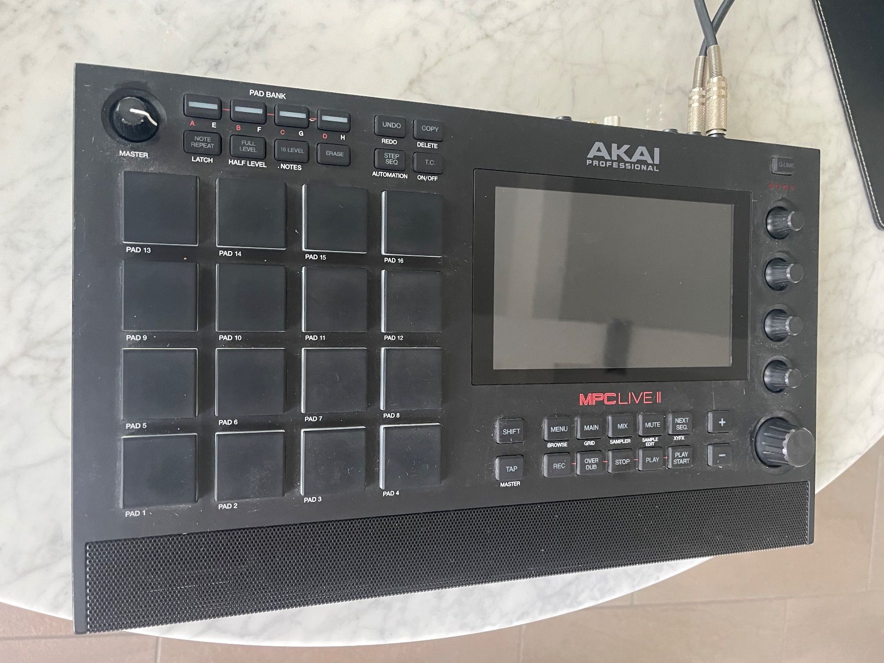 Strumenti musicali: Akai MPC Live II Standalone Sampler Groovebox – Usato da Zürich venduto da mpaci 4