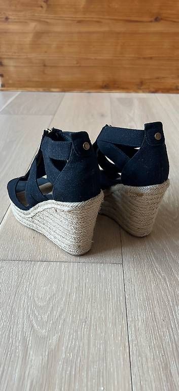 Damenschuhe: Sandalen mit Keilabsatz Grösse 36 – Gebraucht aus Maur von Franzifisch 2
