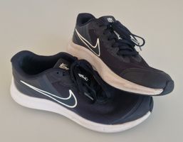 schwarzer NIKE Gr.38.5