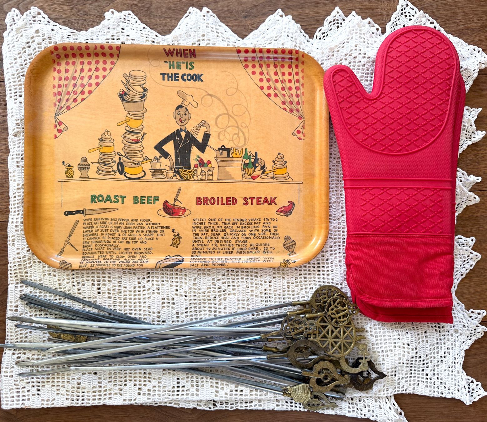 Guanti & manicotti: Articles pour barbeque -brochettes + gants + plateau "steak" – Usato da Veyrier venduto da Szurkemaci