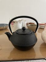 Teekanne Gusseisen schwarz mit Sieb 