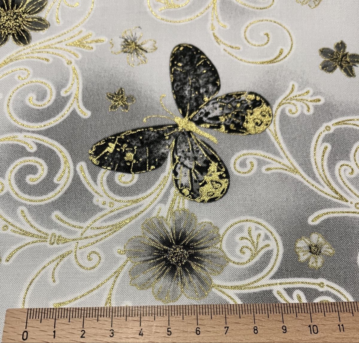 Tessuti: Patchworkstoff Schmetterlinge, Blumen, Ornamente in grautöne – Nuovo (secondo la descrizione) da Seuzach venduto da KreativmitStoff 3