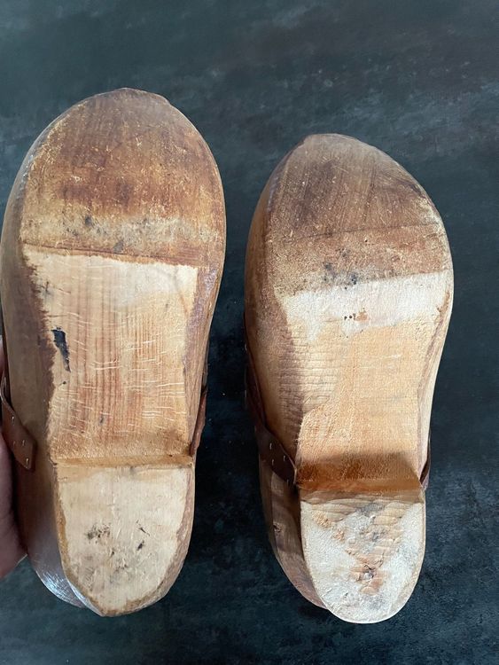 Paire de Sabots Bois et Cuir Rouge à Pois Blanc Savoie