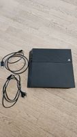 PlayStation 4 schwarz mit Kabeln