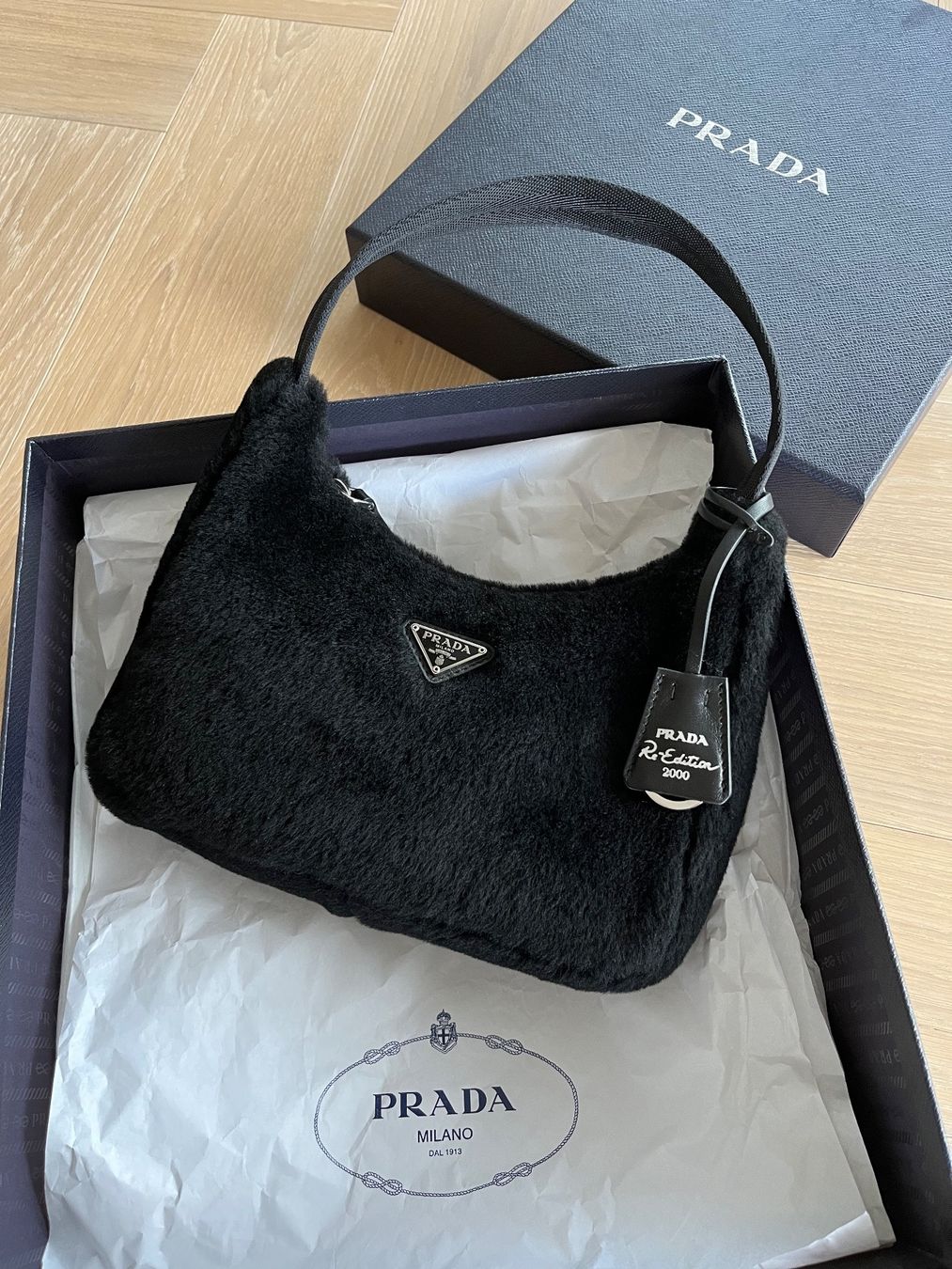 Prada Borse da donna: Prada Re-Edition Bag (shearling schwarz) – Nuovo (secondo la descrizione) da Thalwil venduto da kirakirashop