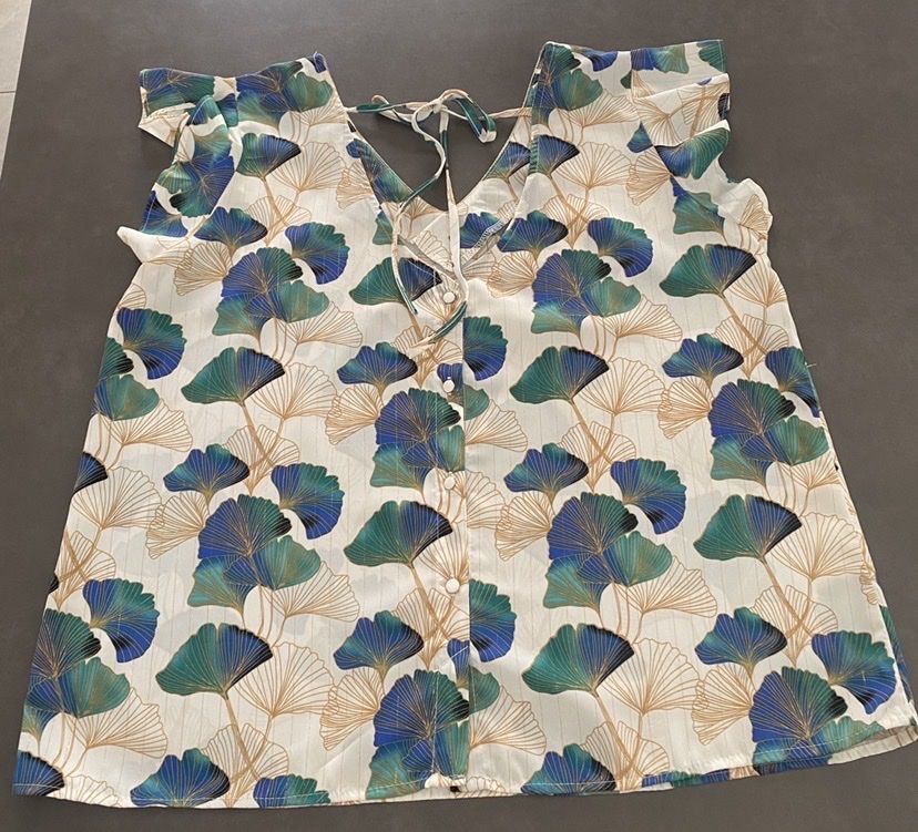 Tops: Top fluide écru motifs vert bleu avec lignes dorées  – Neu (gemäss Beschreibung) aus Granges VS von avm_mj7b 1
