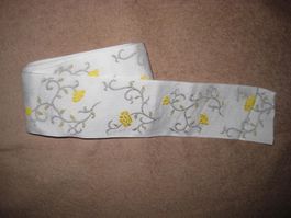 Webband weiss m. Ranken/Blüten BWgemisch 5,7cm breit