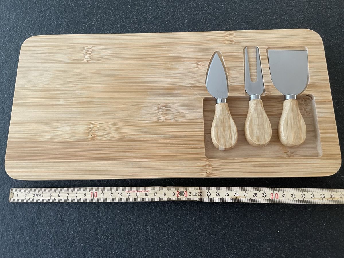 Plateaux: Käsebrett mit 3 Messern  neuwertig 36cm – Neuf (Voir description) à zürich par Michelbourquin 1