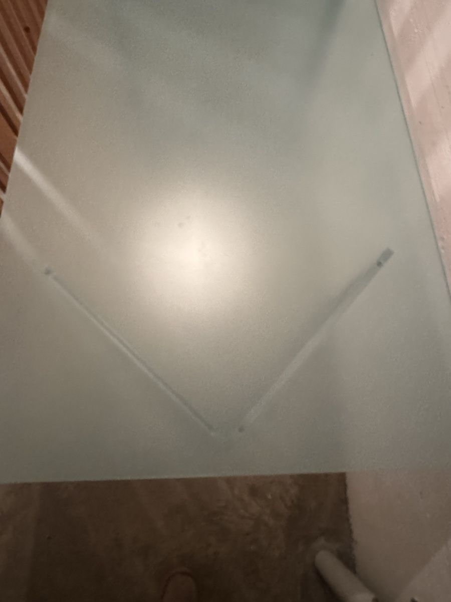 Tables: Moderner Milchglas-Esstisch mit Metallgestell – D'occasion à Bülach par _milziv 1