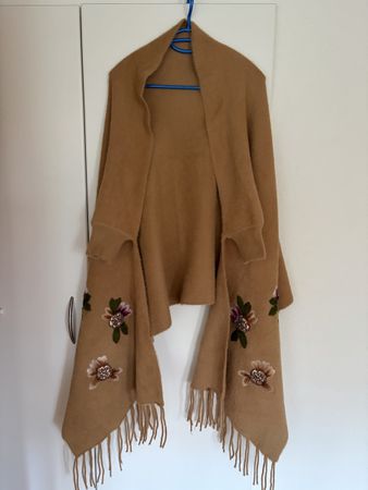 Damen Cape / Schal beige mit Blumenmuster und Fransen