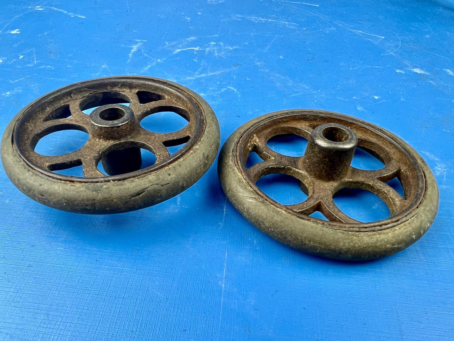 Giocattoli: 4 antike Eisenguss Räder mit Bereifung Durchm.69 mm – Usato da Unterengstringen venduto da Gustav03 3