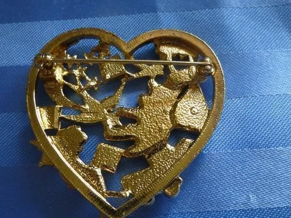 Spille & Fermagli: Brosche Herz mit Glücksbringer goldig – Usato da Hinwil venduto da Glasperlen 2