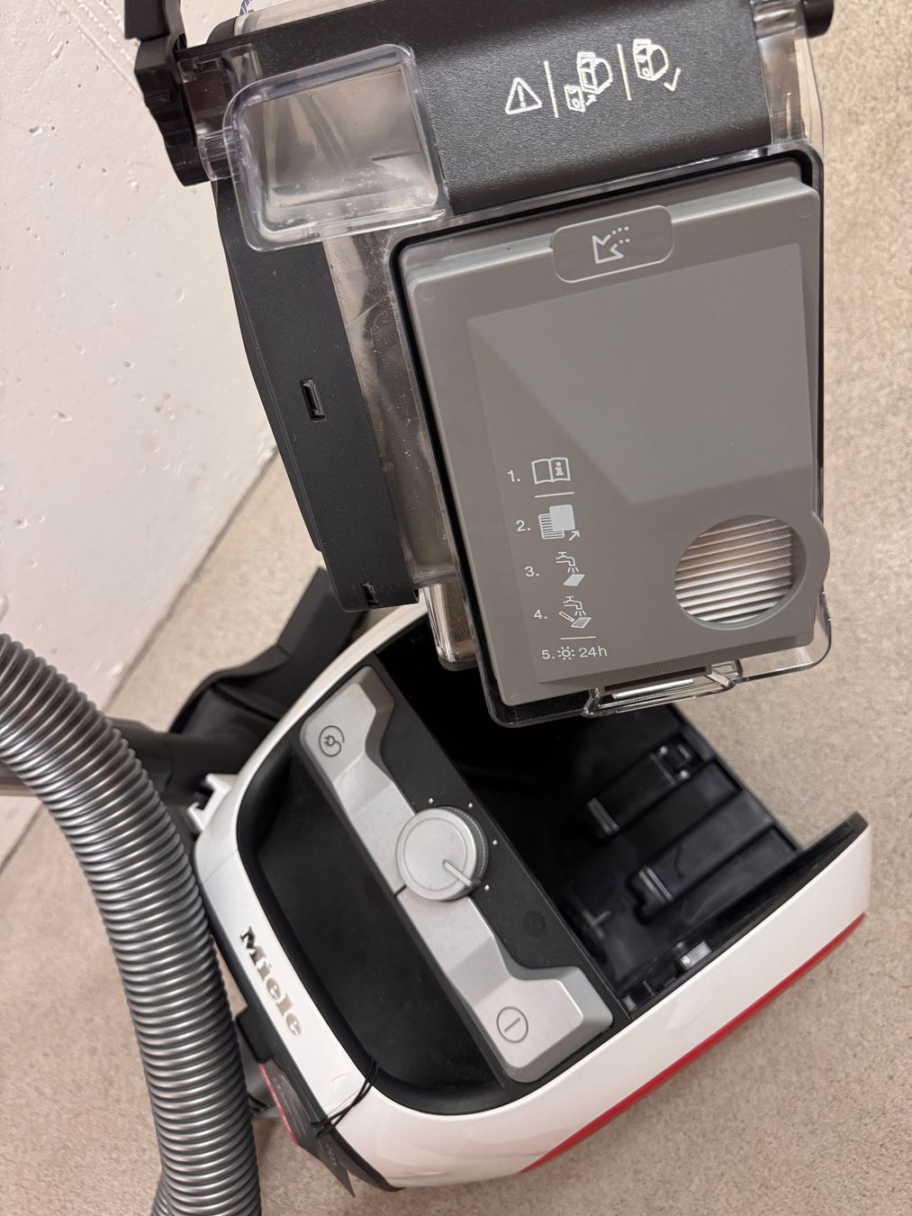 Miele Aspirapolveri & Accessori: BODENSTAUBSAUGER OHNE BEUTEL MIELE – Usato da Brüttisellen venduto da xe_m 2
