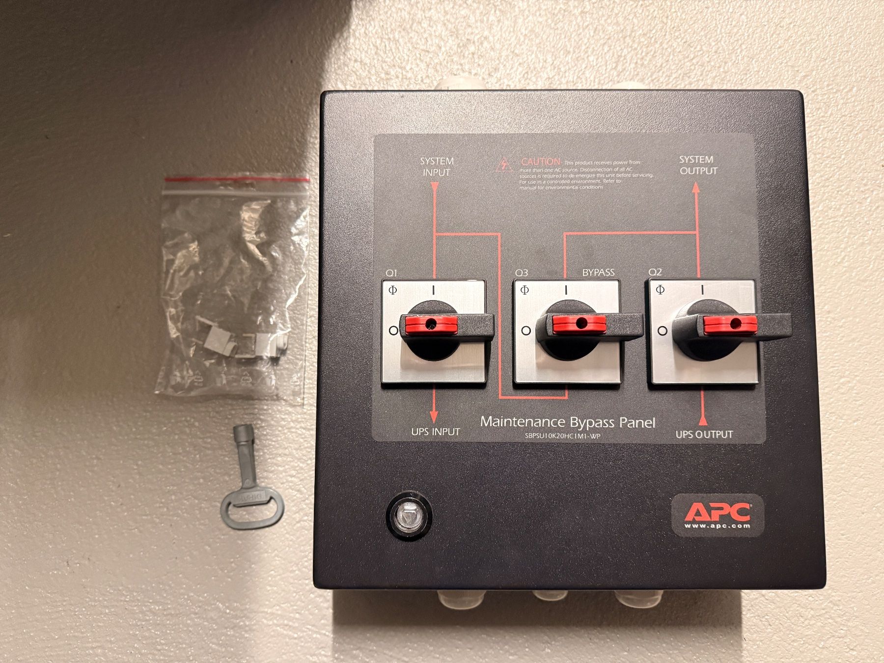Apc Componenti elettronici: APC Maintenance Bypass Panel 10-20kW_mit Kabelverschraubung – Usato da Brütten venduto da Trinity_ch