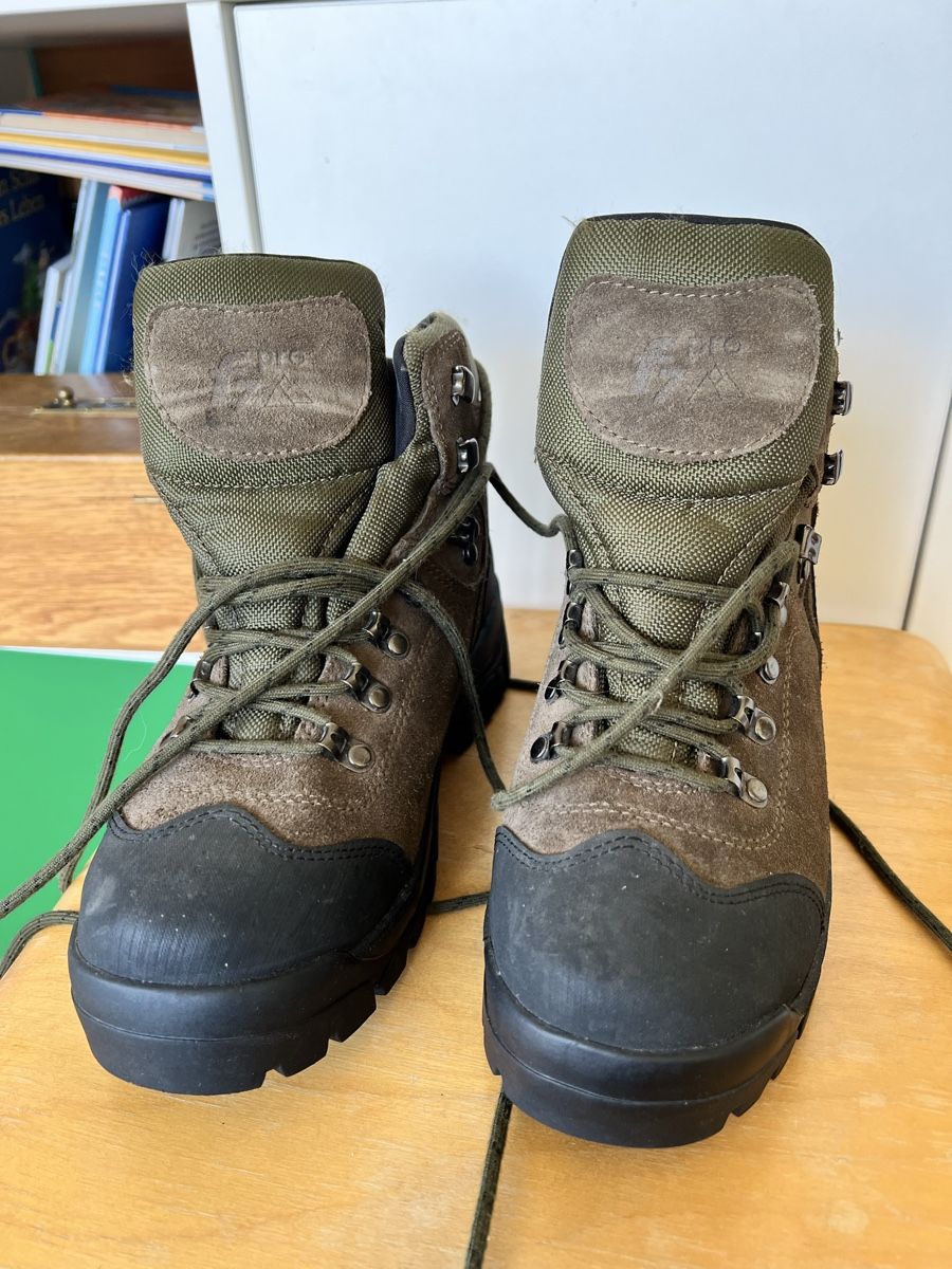 Scarpe da uomo: Robuste Leder Wanderstiefel mit dicker Sohle – Nuovo e nell'imballaggio originale da Basel venduto da Kasodra