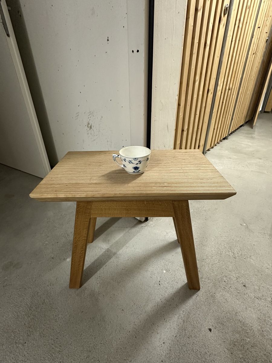 Tavoli: Solid Wood Side Table – Usato da Basel venduto da FlorenceV 1