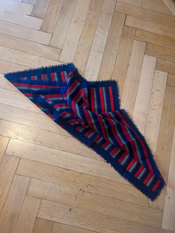 Foulard & Sciarpe: Foulard à rayures bleues et rouges franges – Usato da Lausanne venduto da Stephaniesdressing 4