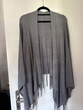Grauer Fransen-Poncho, super für den Übergang!