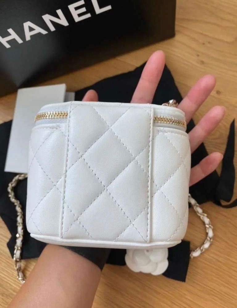 Chanel Borse da donna: Chanel Vanity Case, mit Chanel Blume, weiss – Nuovo (secondo la descrizione) da Triesen venduto da atos87 2