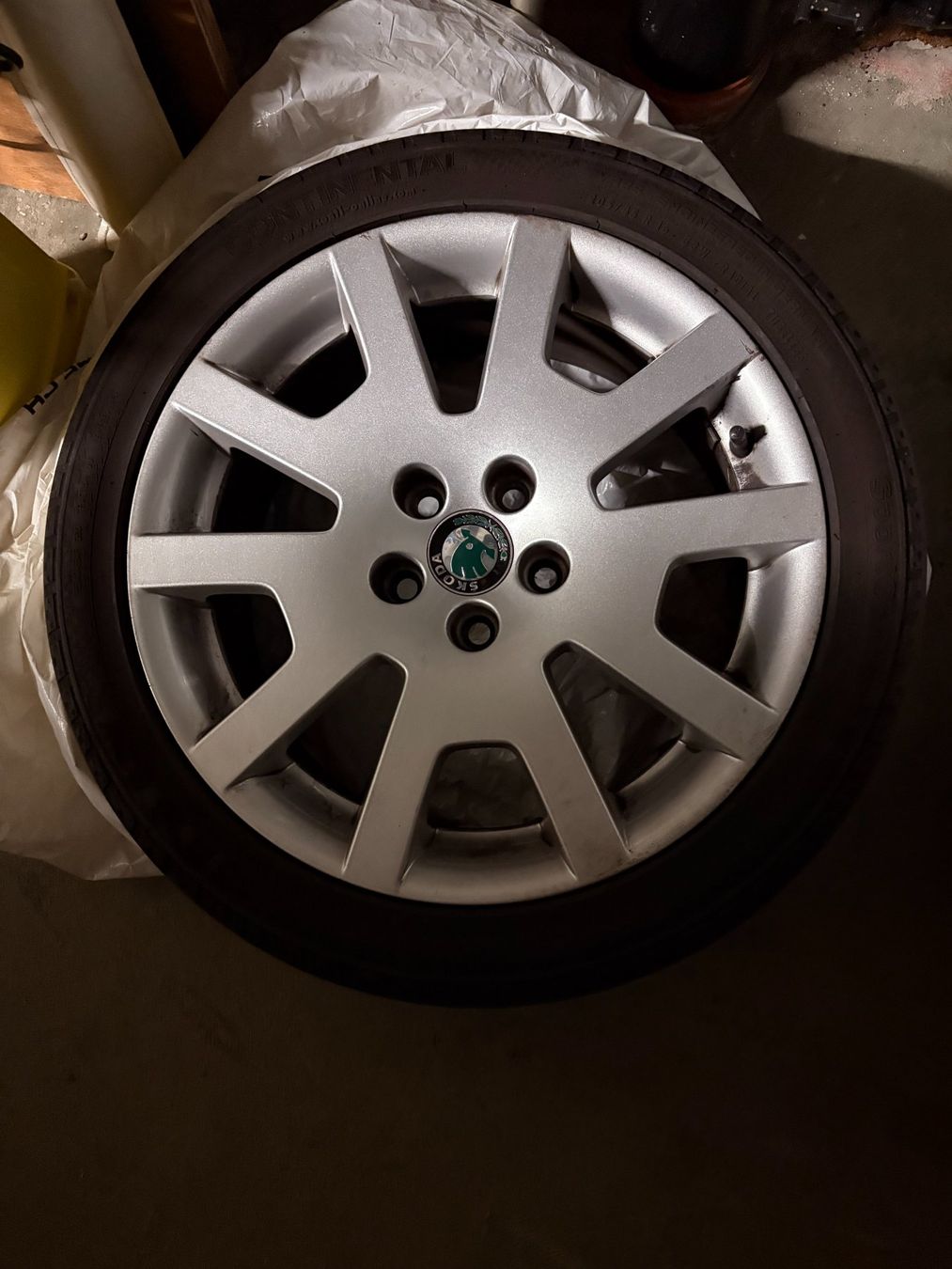 Skoda Pneus & Roues: 4 Kompletträder Skoda – D'occasion à Glattfelden par 081_59nl 4